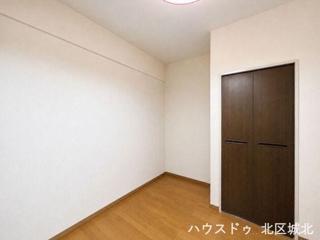 【4.6帖洋室】
壁が白いのでプロジェクターを設置して映画やYouTubeなど楽しめます♪おしゃれなシアタールームのように変身◎
※実際の写真をもとに家具等をCGで除去したものになります