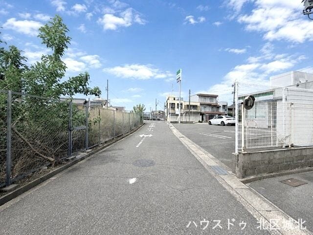 【西側前面道路】
街並みが開放的で圧迫感がありません。