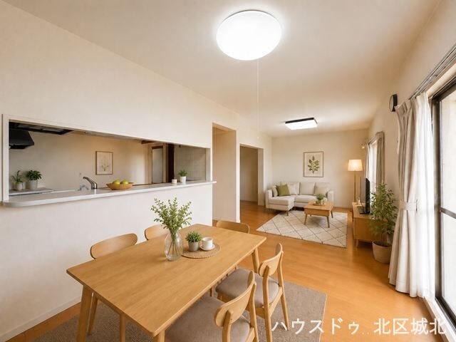 内装やディスプレイを自分たちらしくこだわれば、リビングが家族の愛着のある空間になりますね。
※実際の写真に家具をCG合成したものです。
(家具等は販売に含まれておりません)