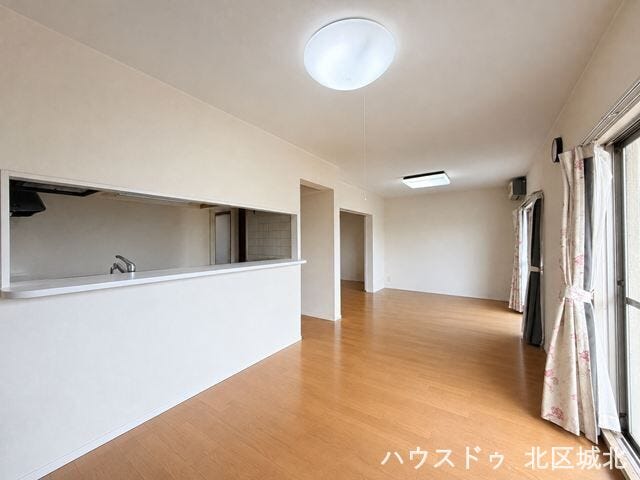 リビングとダイニングキッチンがワンフロアに集まった開放的な空間。できた料理をすぐに食卓へ運べるのも嬉しいところです。
※実際の写真をもとに家具等をCGで除去したものになります