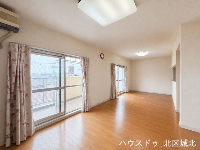 窓からたっぷりと陽光がふりそそぐ明るい空間です。心地よい毎日を過ごせる空間です。
※実際の写真をもとに家具等をCGで除去したものになります
