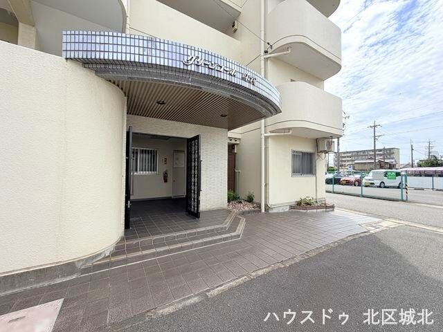 落ち着いた雰囲気が迎えるマンションエントランス。