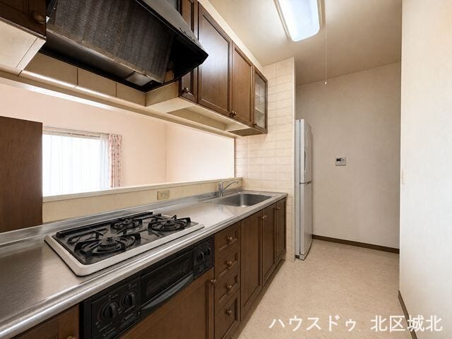家族と会話を楽しみながらお料理ができるキッチン。広々とした空間でゆとりある暮らしを実現します。
※実際の写真をもとに家具等をCGで除去したものになります