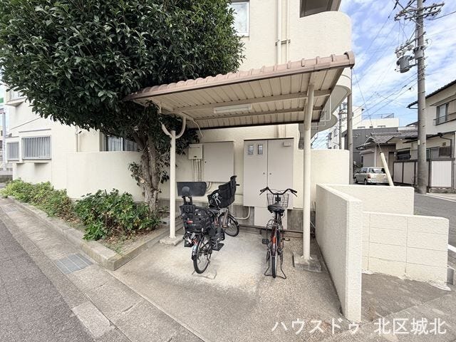 大切な自転車を雨や日差しから守る屋根付き駐輪場。