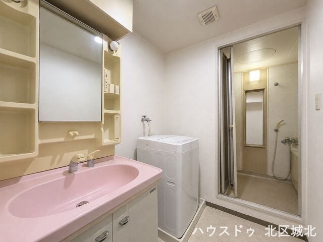 室内洗濯機置き場があるので、汚れた洋服を洗面台で一度洗ったらそのまま洗濯機に入れることが出来ます。
※実際の写真をもとに家具等をCGで除去したものになります