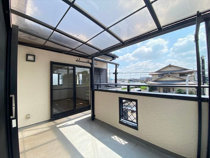 L字のバルコニー。すべてテラス屋根があることで雨の日の洗濯物も安心です。