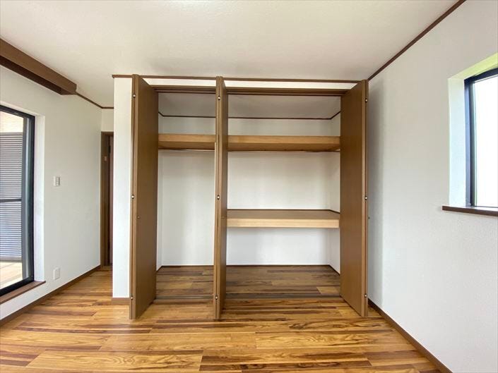 押し入れとクローゼットが一体となった大型収納があります。お洋服や季節の飾りなどもスッキリ収納できますね。