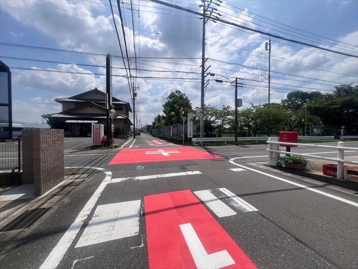 幅員約9.8mの前面道路です。普通車が余裕を持ってすれ違うことの出来る道幅です。もちろん、大型車も余裕を持って通行出来ます。