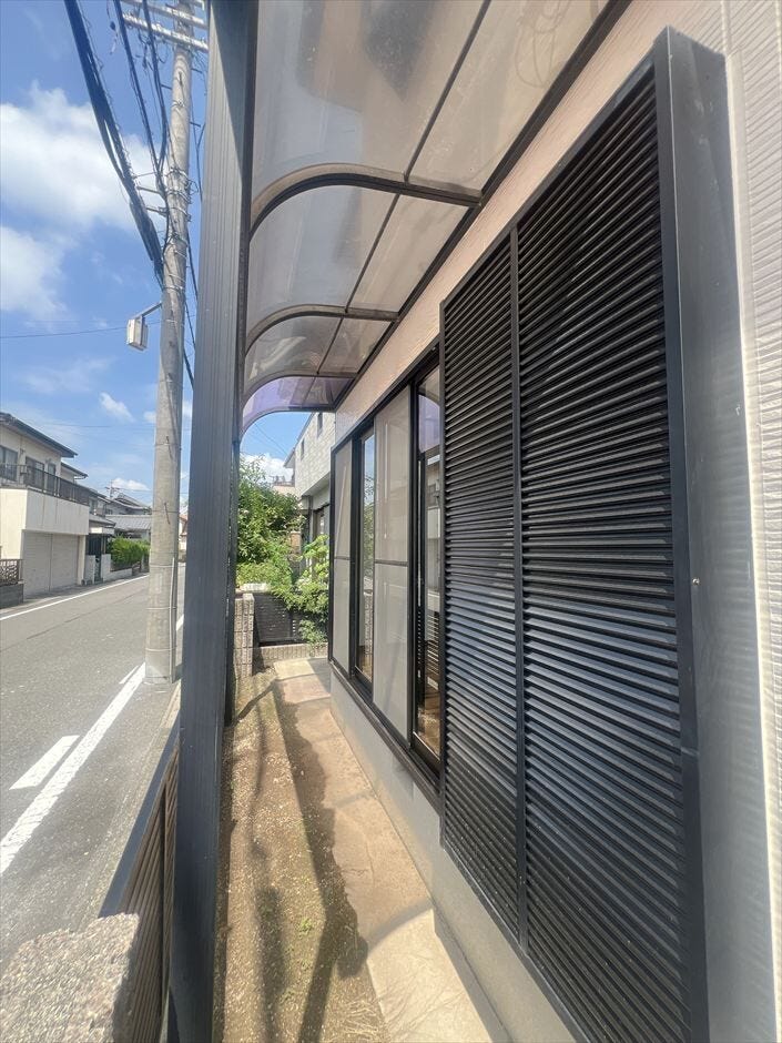 リビング前にもテラスがあります。室内への雨の降り込みも軽減されます。