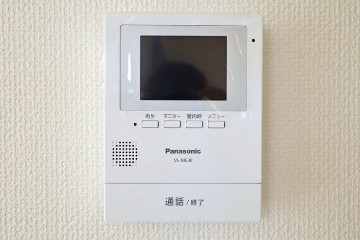 ○カラーモニター付インターホン○ 同仕様
不在時の訪問は自動で録画されます。
訪問者の顔が確認できるのでお子様の留守番にも安心です♪