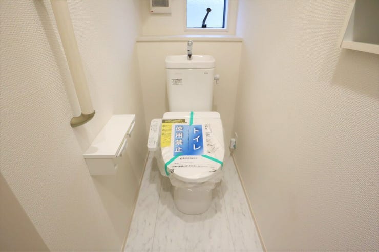 ◇トイレ◇ 同仕様
1階2階とも温水洗浄便座♪
便座が暖かく、冬でも快適です♪