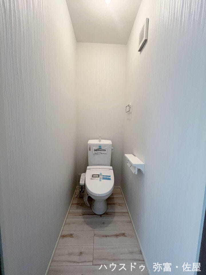 快適な温水洗浄便座付!少ない水量でしっかり流す節水型トイレを採用♪