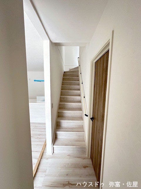 手摺り付きの階段♪お子様やご年配の方も安心してご利用頂けますね!!