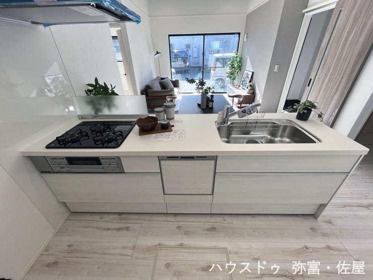 家族とコミュニケーションが取れるのが対面キッチンの魅力です♪小さなお子様がいるご家庭はリビングへ目が届くので安心ですね(^^)