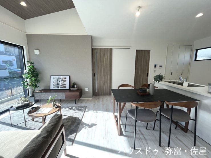 大きな窓のあるリビングは、陽光あふれる明るい空間です(^^)居心地良く、ご家族みんながゆったり寛げる憩いの空間となりそうです♪