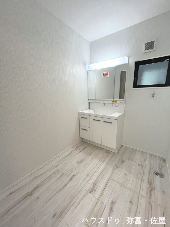 シャワー付洗面化粧台♪ミラー扉の内側が収納スペースになっています!!