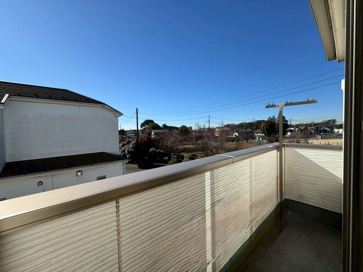 【Balcony】日当たりの良いバルコニーはお洗濯物がしっかり乾きやすく、毎日の家事にも重宝します。