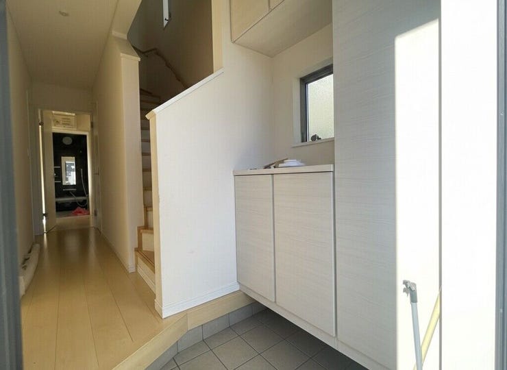 【Entrance】シューズボックス完備の玄関で、靴や小物もスッキリ収納できます。