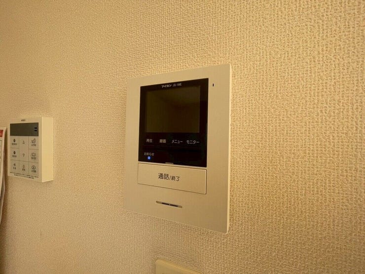 【Facilities】来訪者を確認できるモニター付きインターホンで、防犯面も安心です。