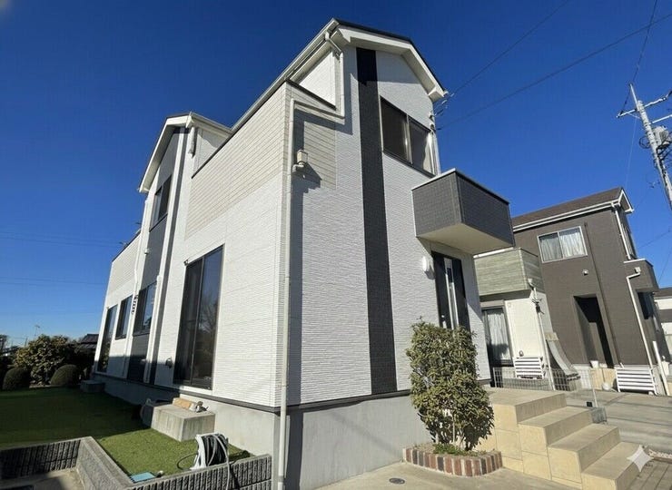 【Exterior】落ち着いたカラーの外観が魅力。モダンで洗練された印象の戸建てです。