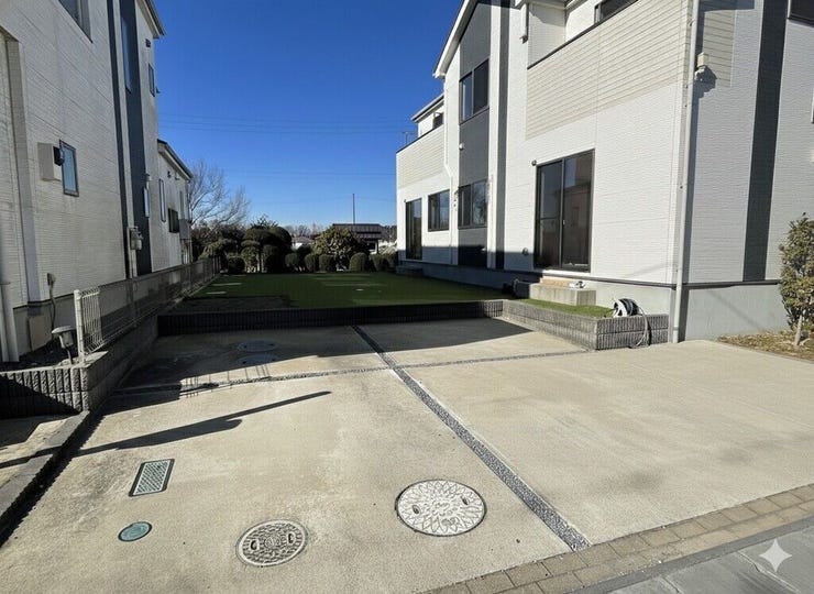 【Exterior】駐車スペースは2台分確保。車を複数所有するご家庭にも安心の設計です。