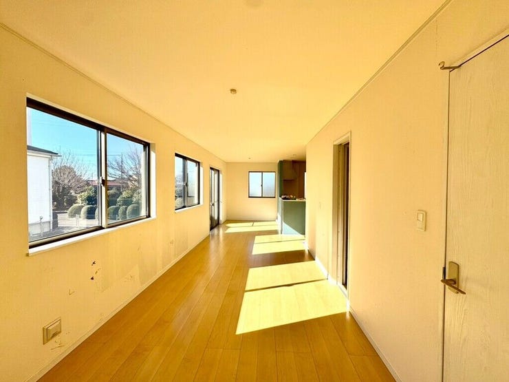 【Living】家族が集まりやすい場所で、くつろぎと会話が自然に生まれます。