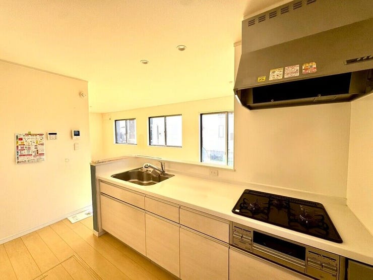 【kitchen】効率よく使える広々キッチン。収納力も高く、料理の時間がスムーズに。