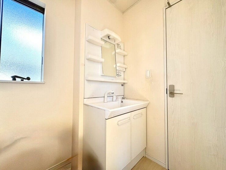 【Washroom】毎朝の準備がスムーズに。広めの洗面台と収納が使いやすい洗面所です。