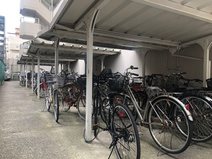 駐車場は平面ですので車の出し入れに時間もかかりません。車止めもスペースもしっかりとあります。