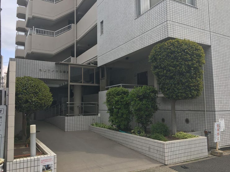 エントランスはスロープになっていますので車椅子やベビーカーでもスムーズに移動ができますね。