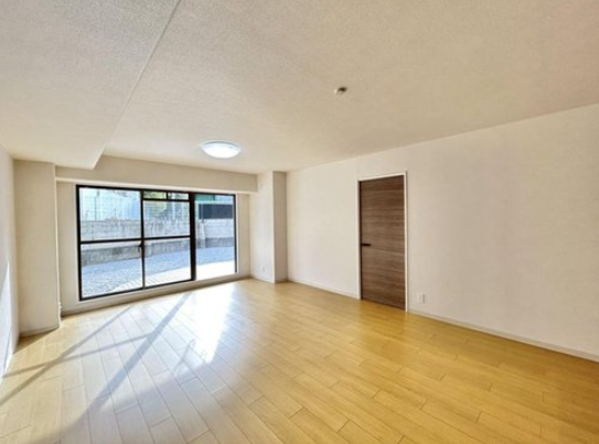 大きな窓からはテラスと庭が広がり南向きで陽当たり良好です