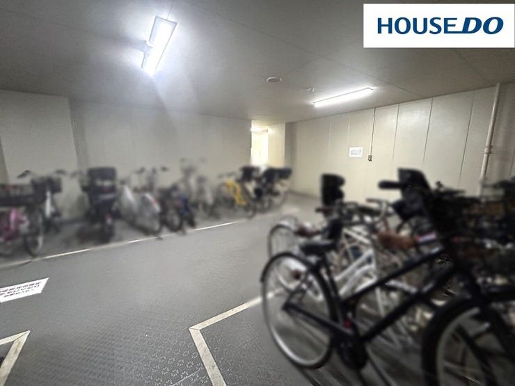 駐輪ステッカー代(自転車は1台年額100円、原付は1台年額500円)♪屋内なので悪天候でも安心☆空き要確認。料金は変更する場合がございます。