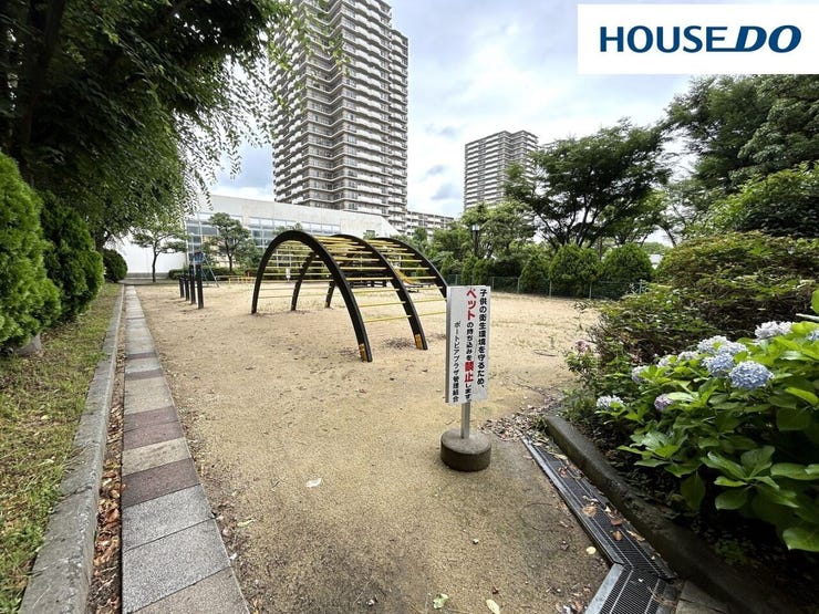 敷地内に公園があるので、マンション内で友達ができたり子供をマンション内で遊ばせられるので安心♪