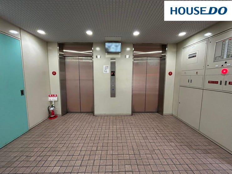 エレベーター2基有り♪モニター付なので、エレベーター内の様子がわかり、防犯面も安心☆停止階(1階・2階・3階・6階・9階・12階・15階・18階・21階・24階)。当該住戸は非停止階です。