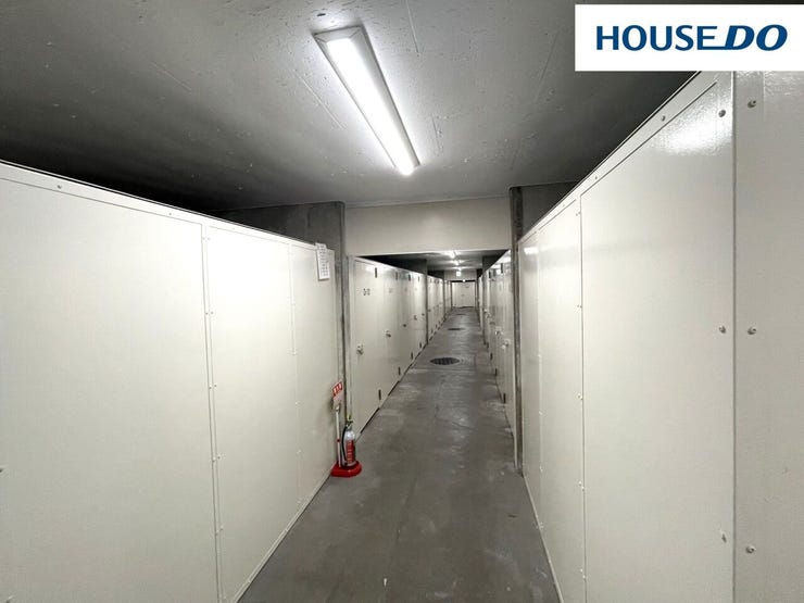 地下1階には必要なときに荷物を自由に出し入れできるトランクルーム(23時~翌6時まで警報装置作動中のため入室禁止)♪月額600円~1700円。424区画。空き要確認。料金は変更する場合がございます。