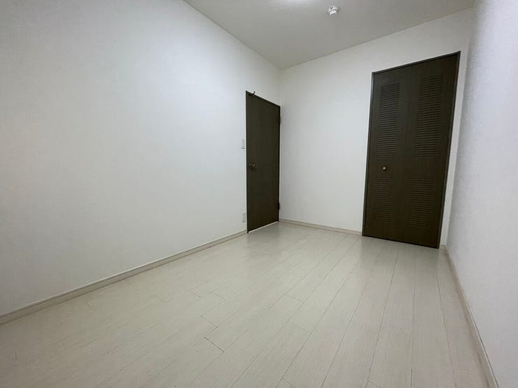 【洋室】
◇白を基調とした生活感あるルームデザイン♪