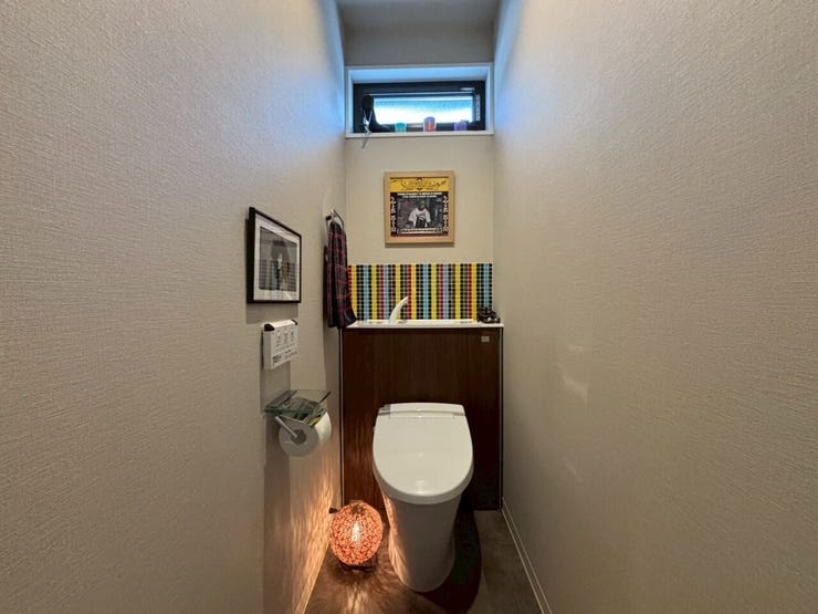 トイレはお洒落なタンクレストイレ♪後ろに手洗い場が付いています♪