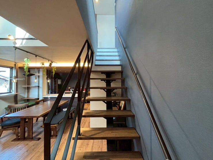 2階へ向かうアイアンのリビング階段♪壁が無いため空間が広く見えます♪