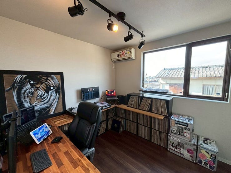 2階の洋室です♪階段を上がって左手側にある洋室です♪