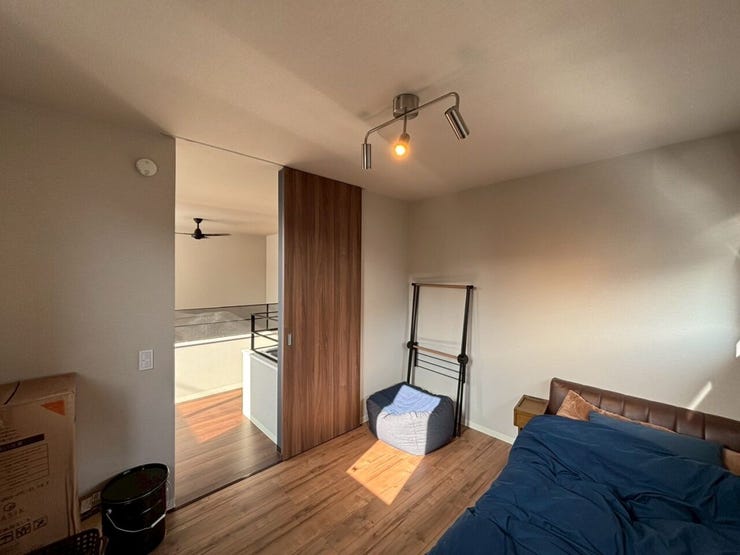 こちらはバルコニー側にある洋室♪