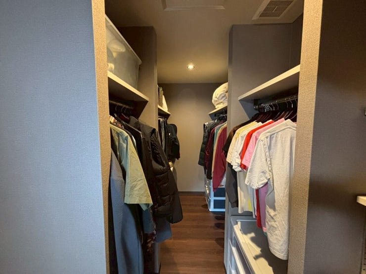 ウォークインクローゼットの中♪沢山の物がしまえそうですね♪