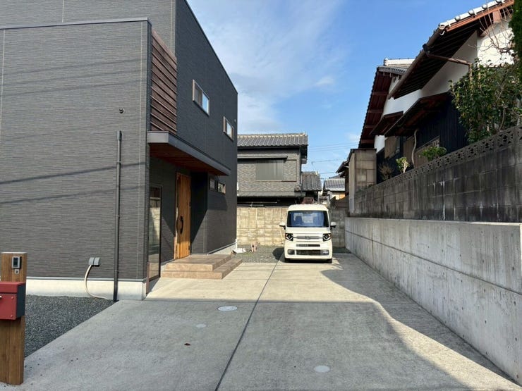 駐車場は車種にもよりますが、停め方次第で3台以上駐車可能です♪