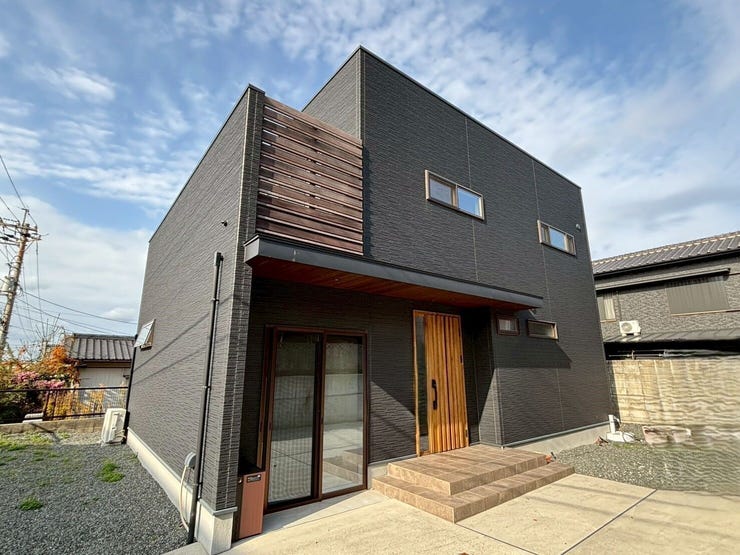 【外観】
スタイリッシュな外観が目を引く、築7年半の美麗な物件です♪