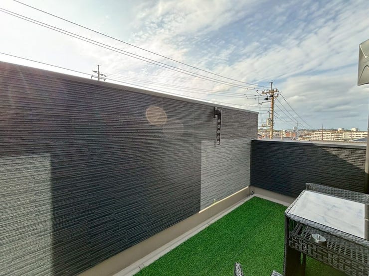 バルコニーです♪壁が少し高くなっているので、人目を気にせず寛げます♪バーベキューなどをしても楽しそうですね♪洗濯物もよく乾きそうです♪