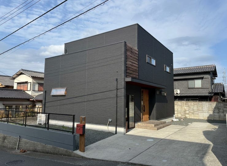 ストックヤードやバルコニー、吹抜が特徴的なお家です♪