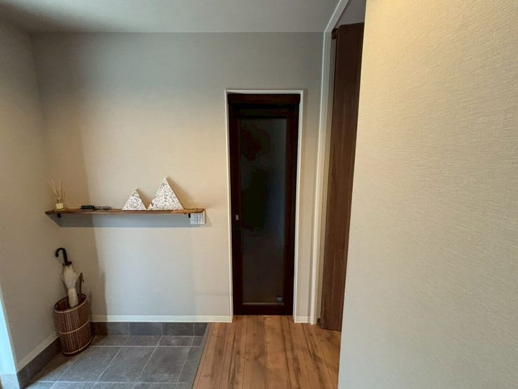 玄関の横からストックヤードに繋がっています♪