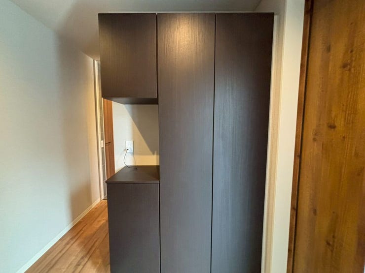 玄関には大きめの玄関収納があるので、靴の収納もバッチリですよ♪