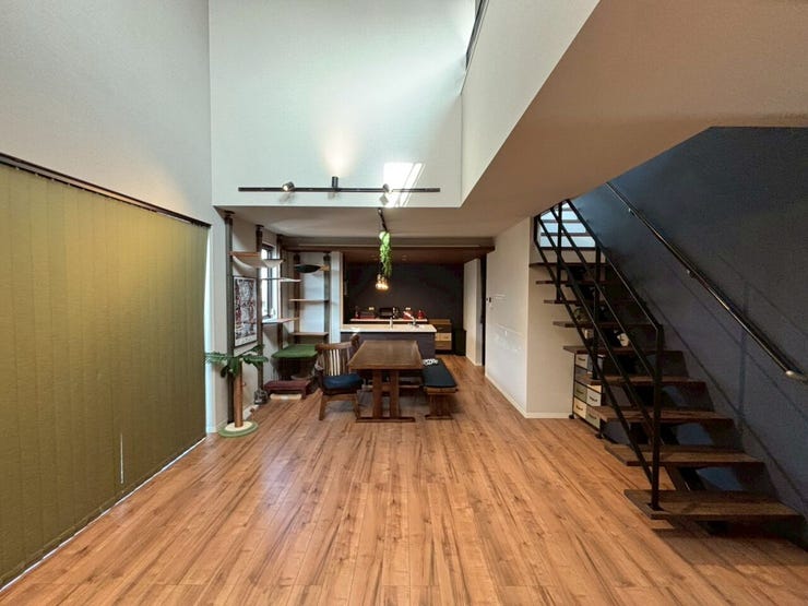 リビングを別角度から♪吹抜の高い天井が開放的ですね♪