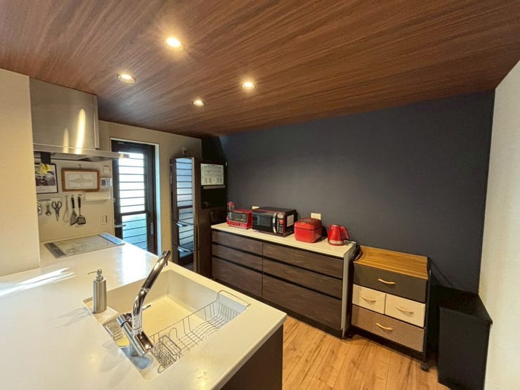 キッチンを別角度から♪広いカウンターキッチン♪奥のアクセントクロスがシックで格好良いですね♪