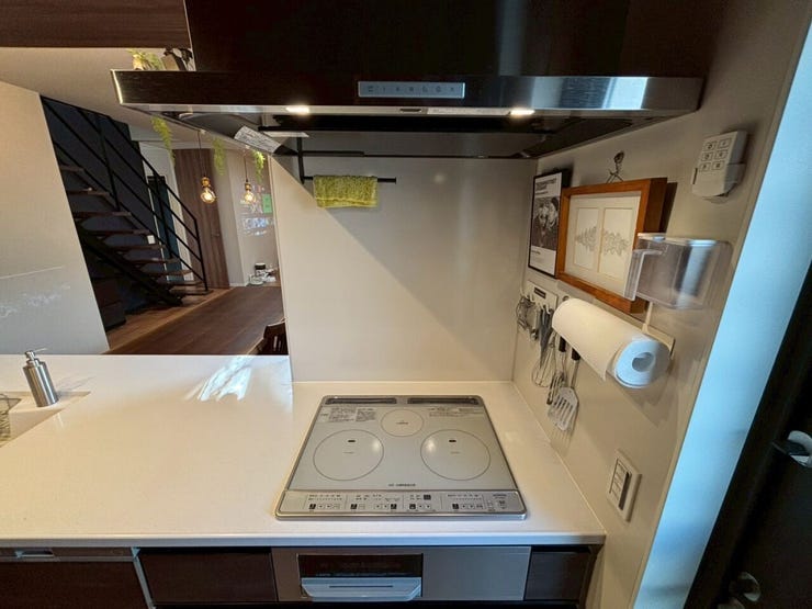 コンロは火事の心配無用のIHクッキングヒーターです♪